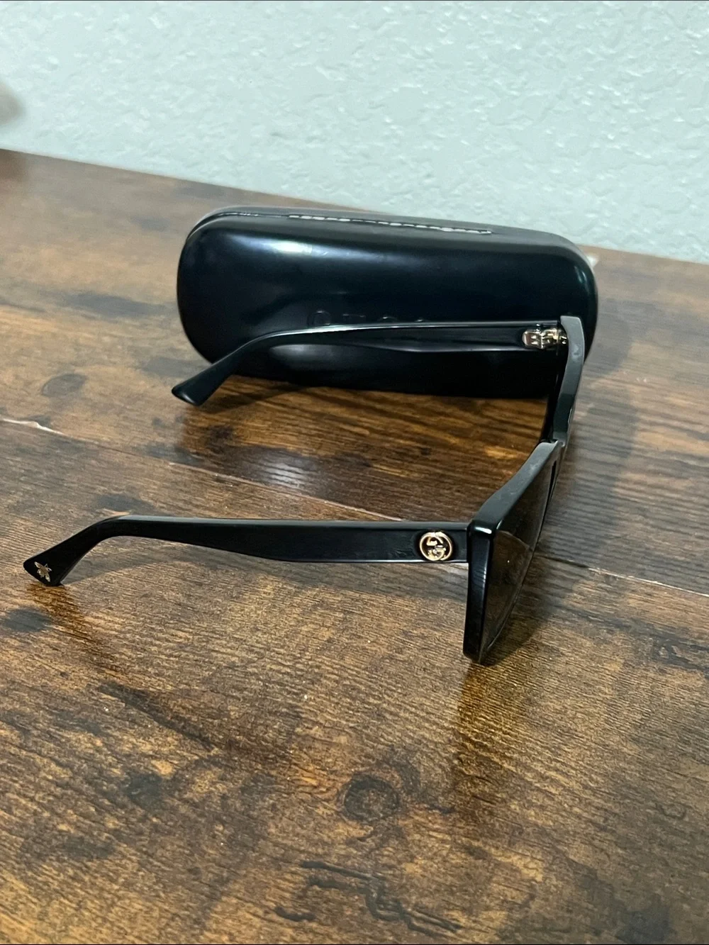 Gucci Black Square Sunglasses with Gold Logo Accent GG0163S 001 51[]22
